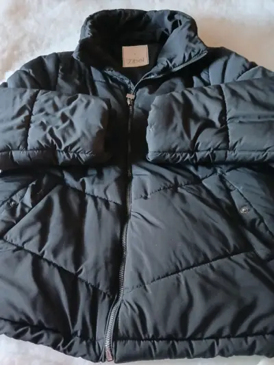 Chaqueta de invierno negra con diseño acolchado - miniatura 3