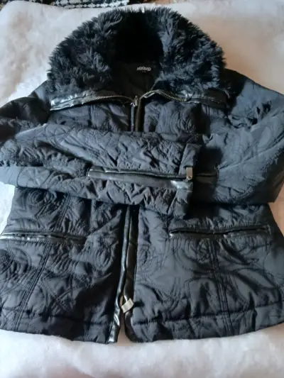 Chaqueta de invierno negra con diseño acolchado - miniatura 4