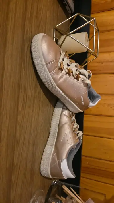Zapatillas doradas con estrellas para mujer - miniatura 1