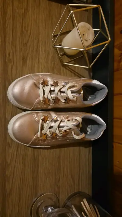Zapatillas doradas con estrellas para mujer - miniatura 2