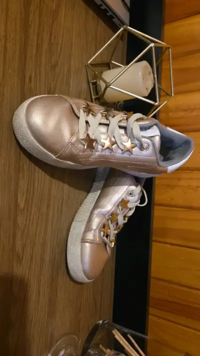 Zapatillas doradas con estrellas para mujer - miniatura 3