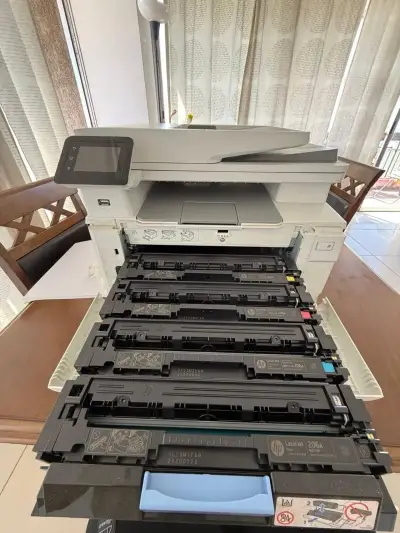 Impresora multifuncional HP LaserJet Pro - miniatura 1
