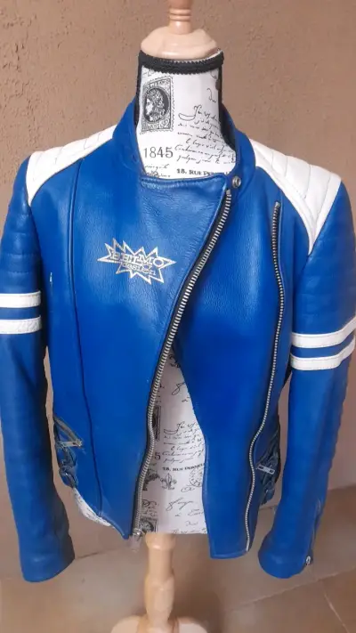 Chaqueta de cuero azul y blanco estilo motero - miniatura 1
