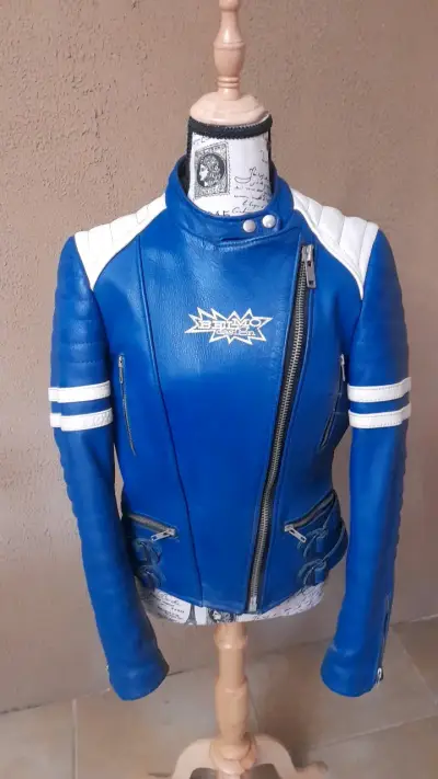 Chaqueta de cuero azul y blanco estilo motero - miniatura 2