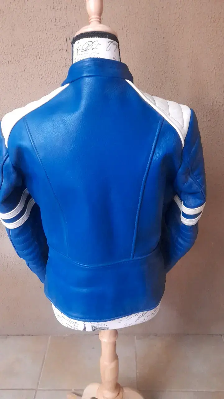 Chaqueta de cuero azul y blanco estilo motero - 4