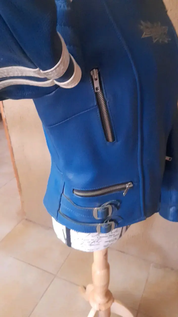 Chaqueta de cuero azul y blanco estilo motero - 5