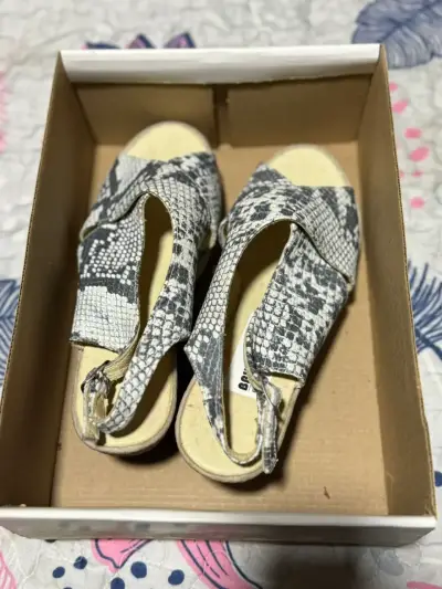 Sandalias de cuero con diseño de serpiente - miniatura 1