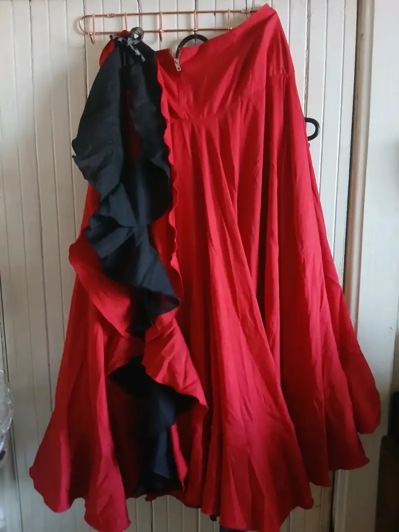 Falda flamenca roja con volantes negros - 1