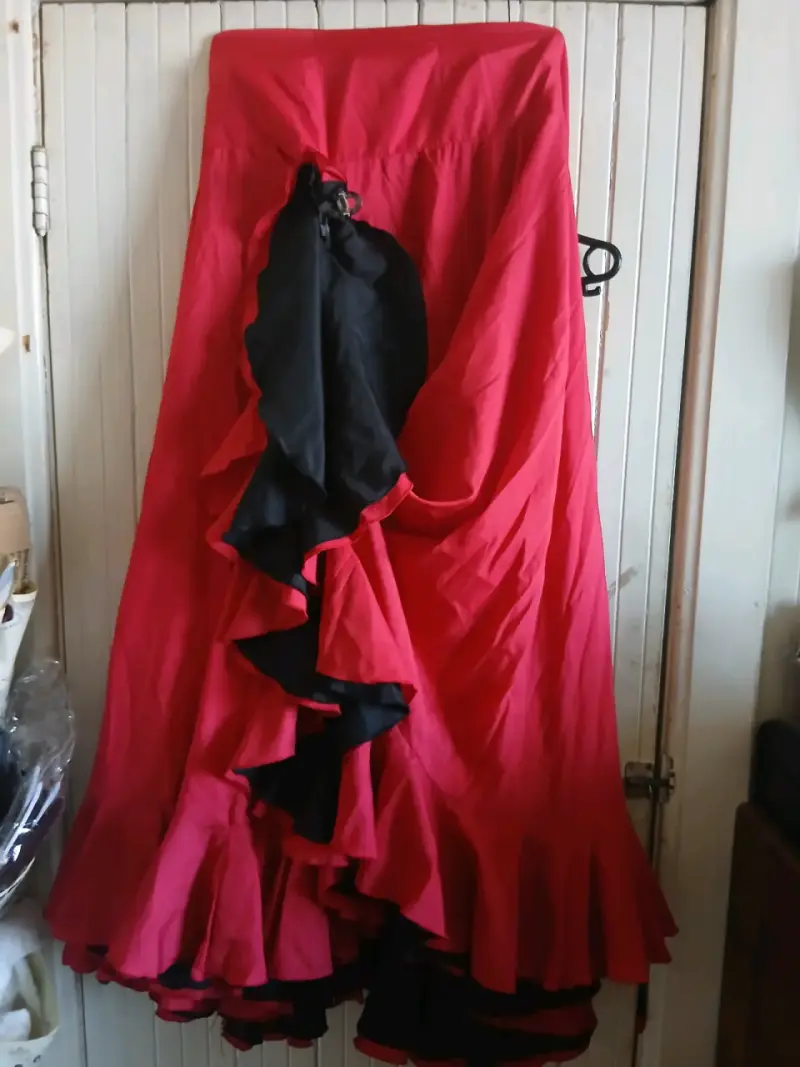 Falda flamenca roja con volantes negros - 2