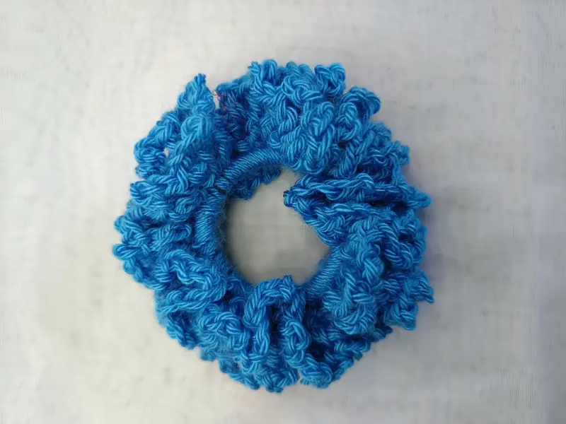 Coletero scrunchie de lana tejido a mano