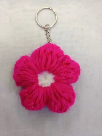 Llavero de flor tejida a crochet - miniatura 1