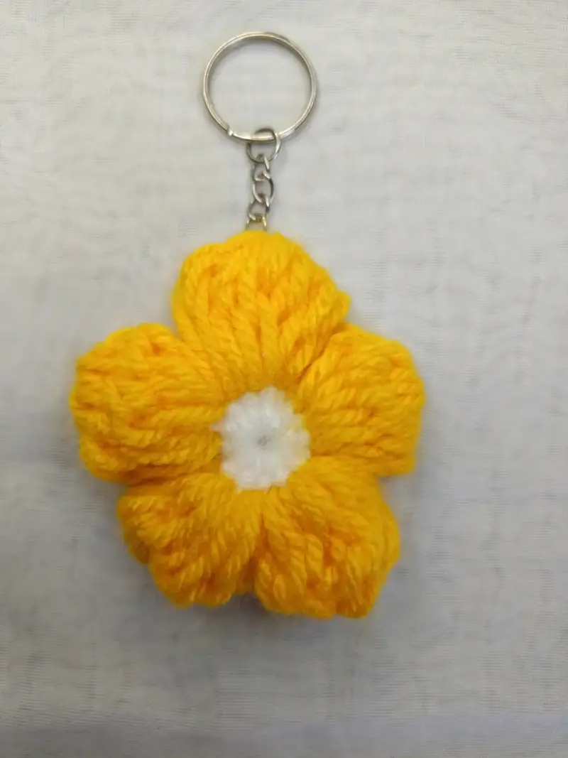 Llavero de flor tejida a crochet - 2