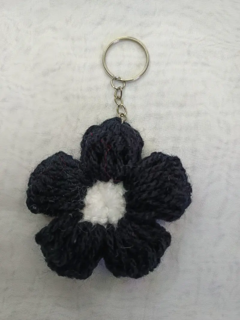 Llavero de flor tejida a crochet - 3