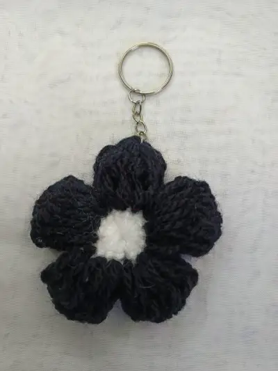 Llavero de flor tejida a crochet - miniatura 3