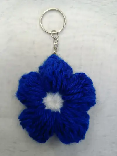 Llavero de flor tejida a crochet - miniatura 4