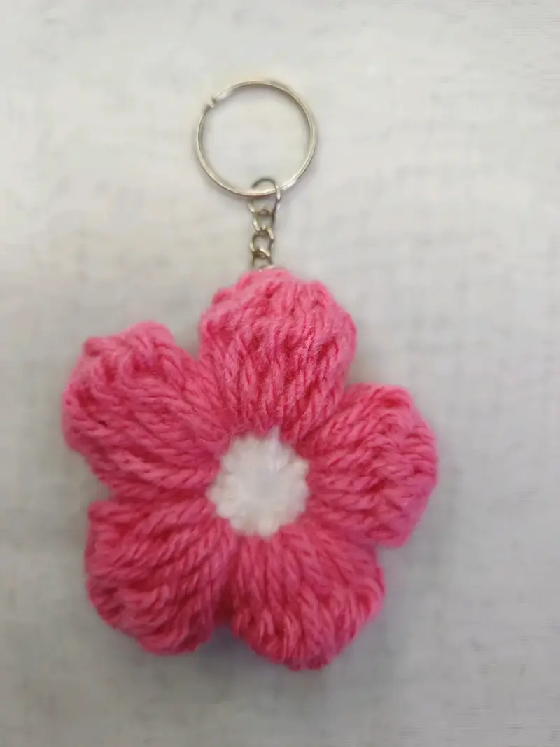 Llavero de flor tejida a crochet - 5