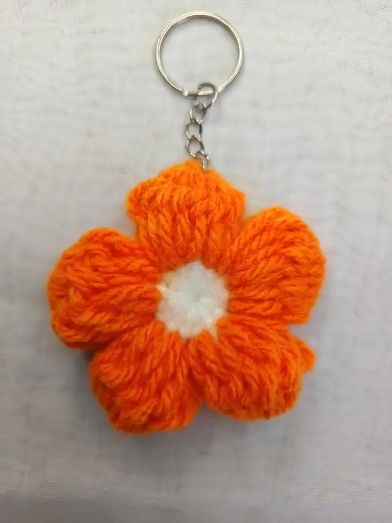 Llavero de flor tejida a crochet - 6