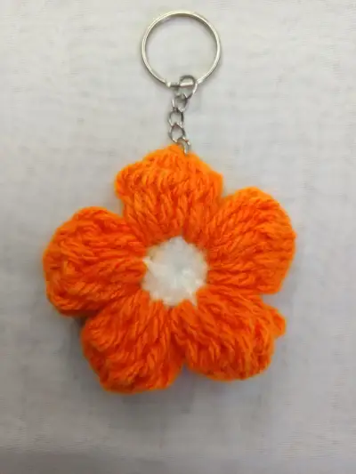 Llavero de flor tejida a crochet - miniatura 6