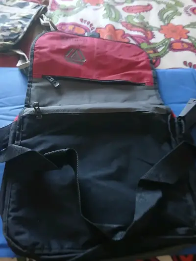 Mochila bandolera roja y negra Dakota - miniatura 1