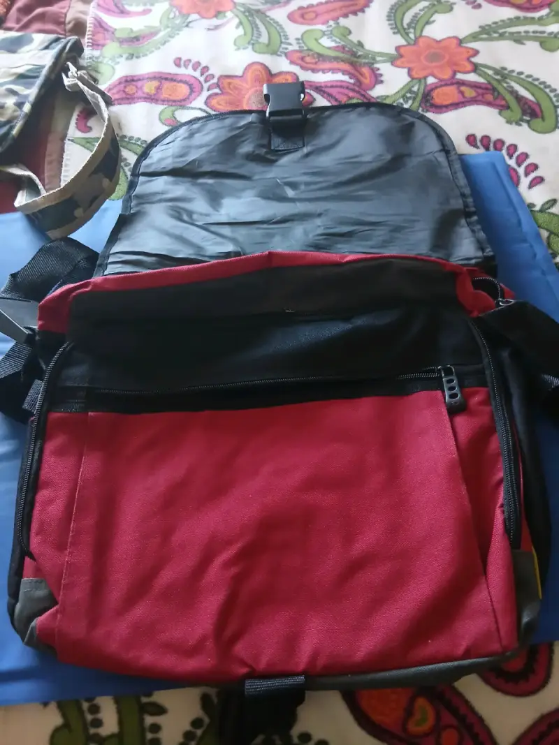 Mochila bandolera roja y negra Dakota - 2