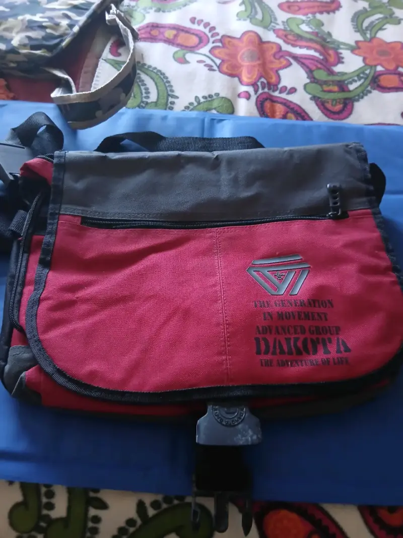Mochila bandolera roja y negra Dakota - 3