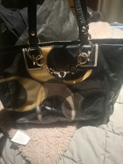 Bolso de cuero negro con detalles dorados - miniatura 1