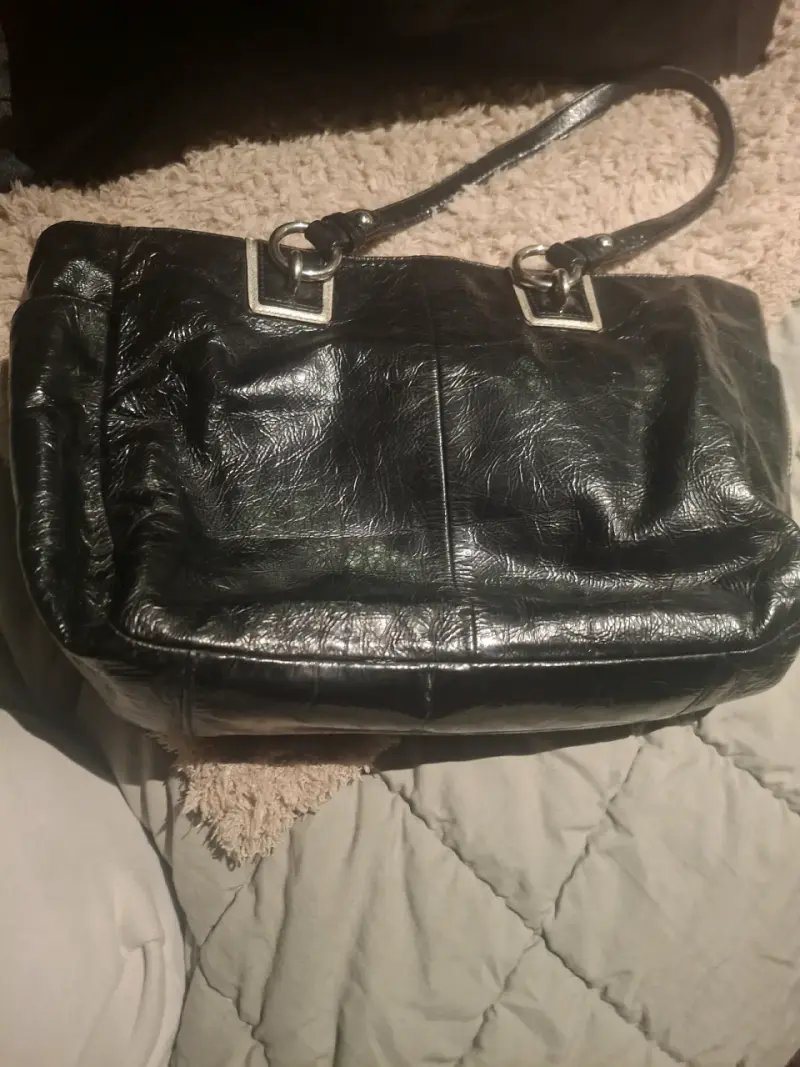 Bolso de cuero negro con detalles dorados - 2