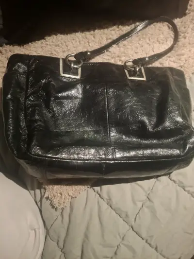 Bolso de cuero negro con detalles dorados - miniatura 2