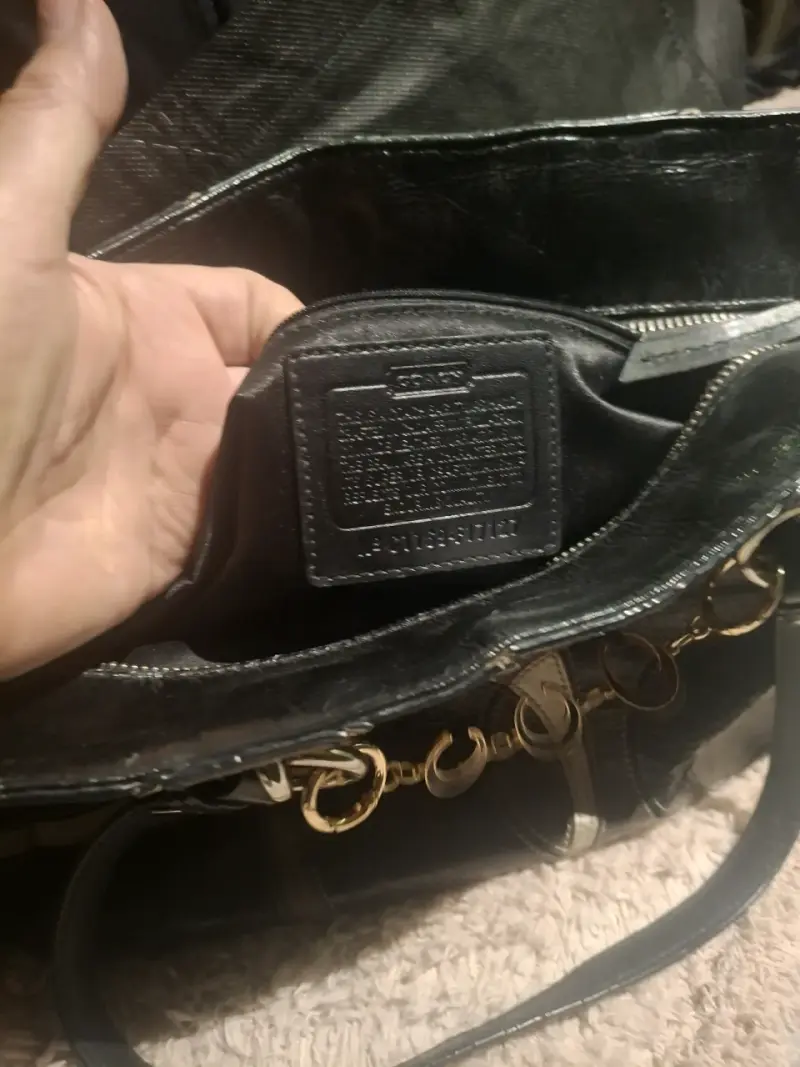 Bolso de cuero negro con detalles dorados - 3