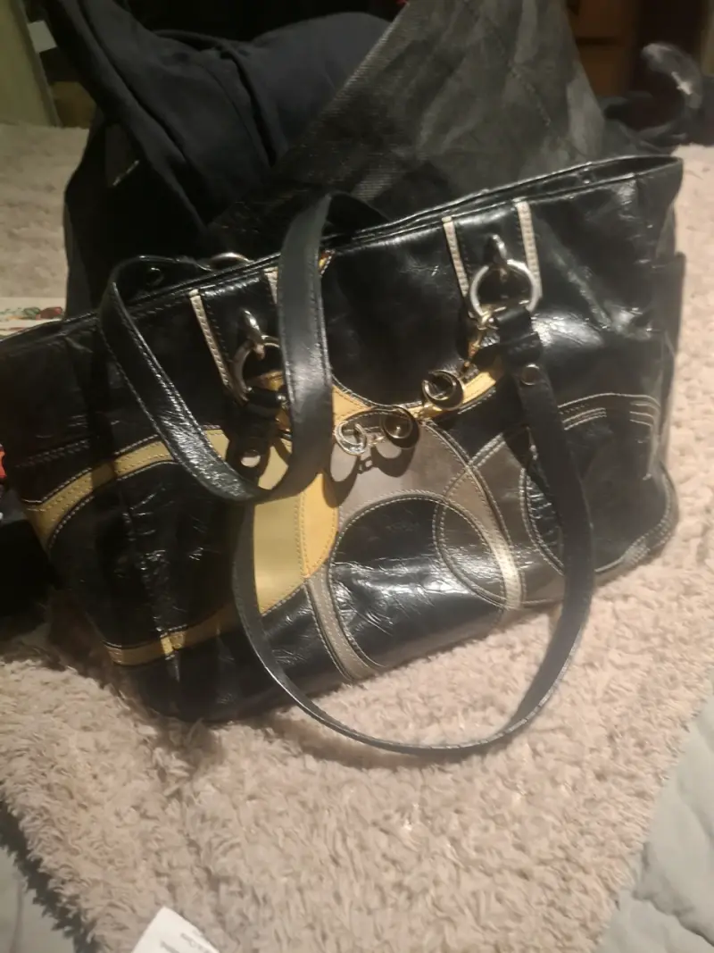 Bolso de cuero negro con detalles dorados - 5