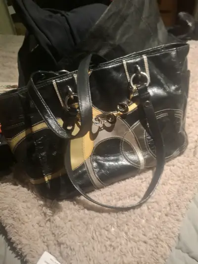 Bolso de cuero negro con detalles dorados - miniatura 5