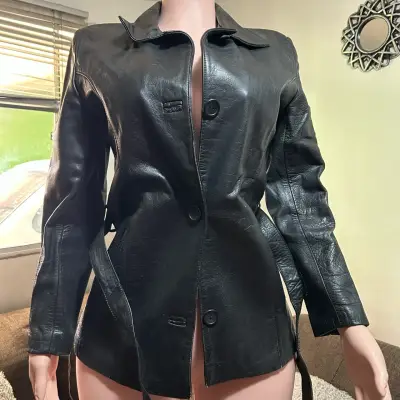 Chaqueta de cuero negra para mujer - miniatura 1