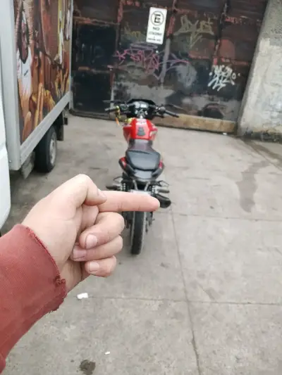Moto deportiva roja en buen estado - miniatura 1