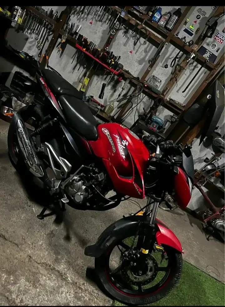 Moto deportiva roja en buen estado - 2