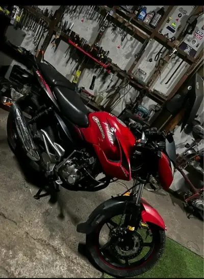 Moto deportiva roja en buen estado - miniatura 2