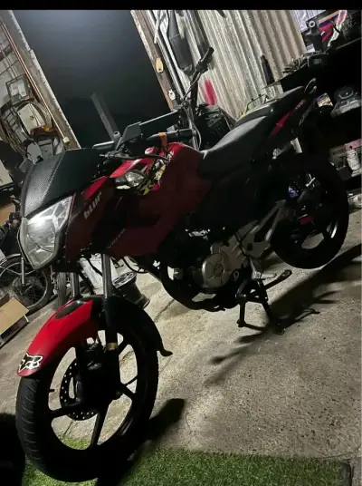 Moto deportiva roja en buen estado - miniatura 3