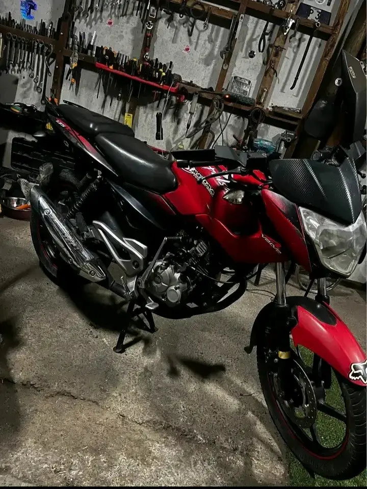 Moto deportiva roja en buen estado - 4