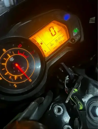 Moto deportiva roja en buen estado - miniatura 5
