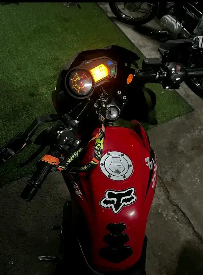 Moto deportiva roja en buen estado - 6