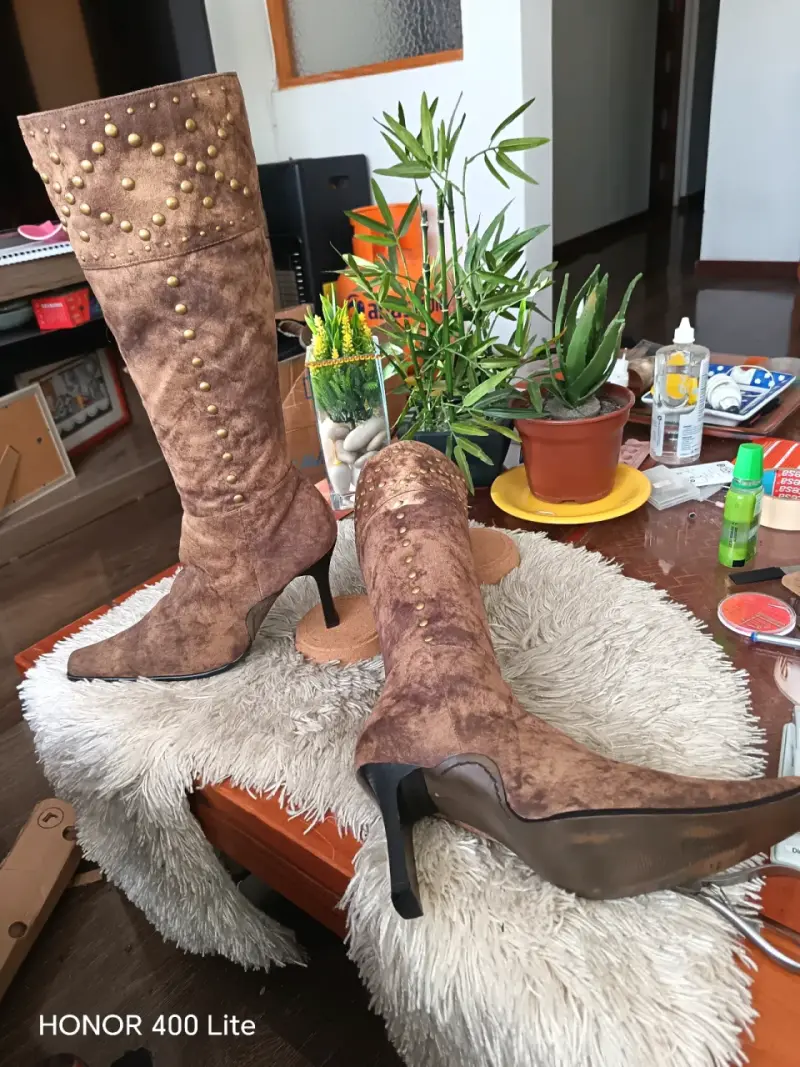 Botas de tacón alto marrones con tachuelas - 1