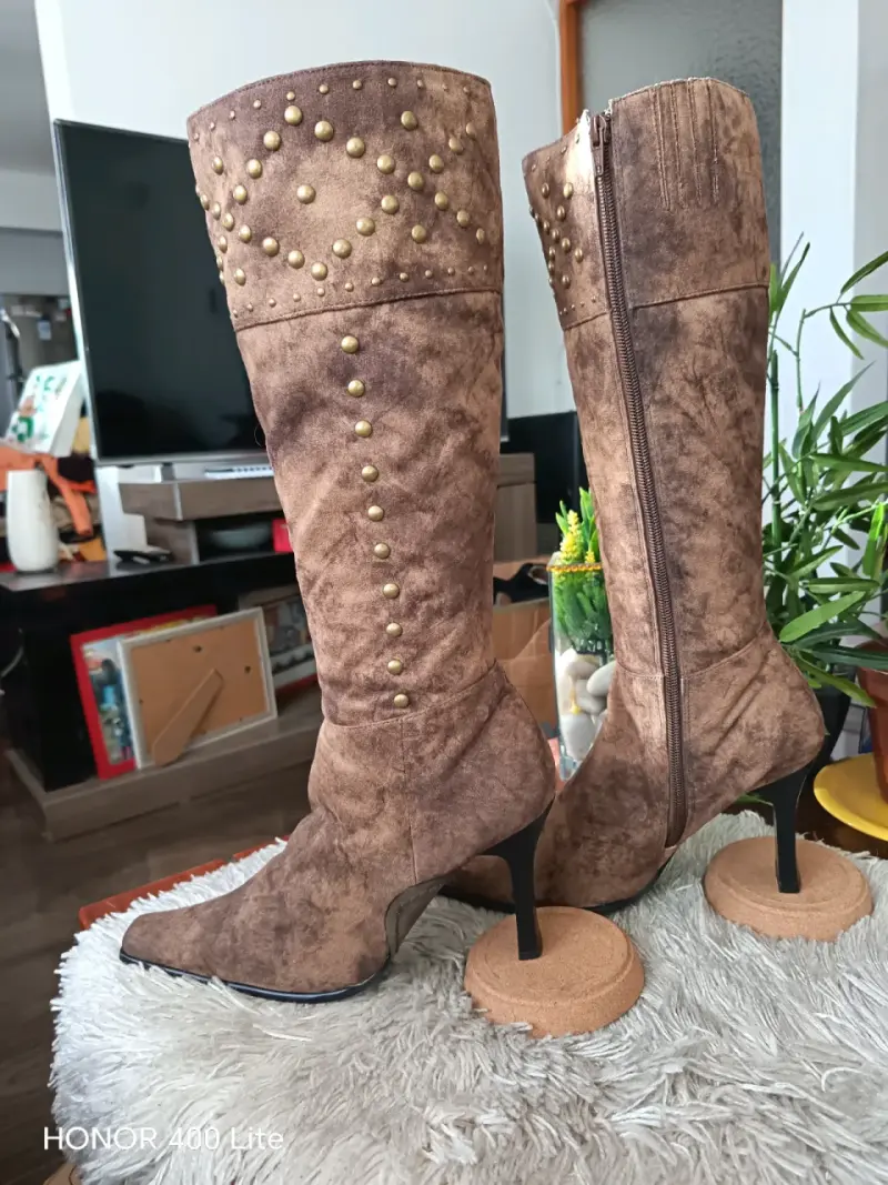 Botas de tacón alto marrones con tachuelas - 2