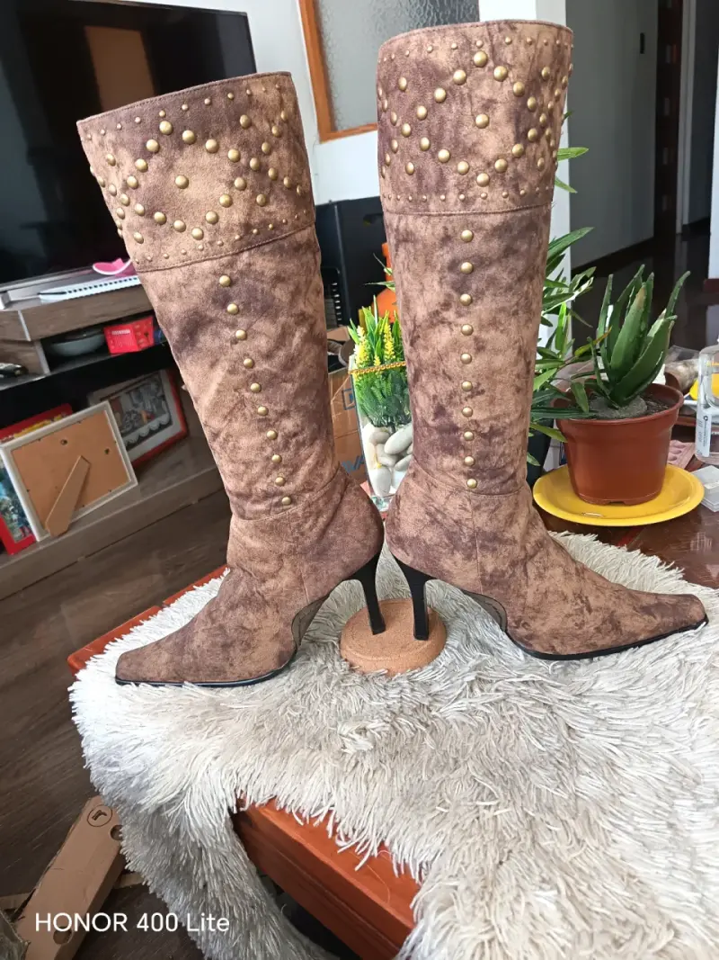 Botas de tacón alto marrones con tachuelas - 4