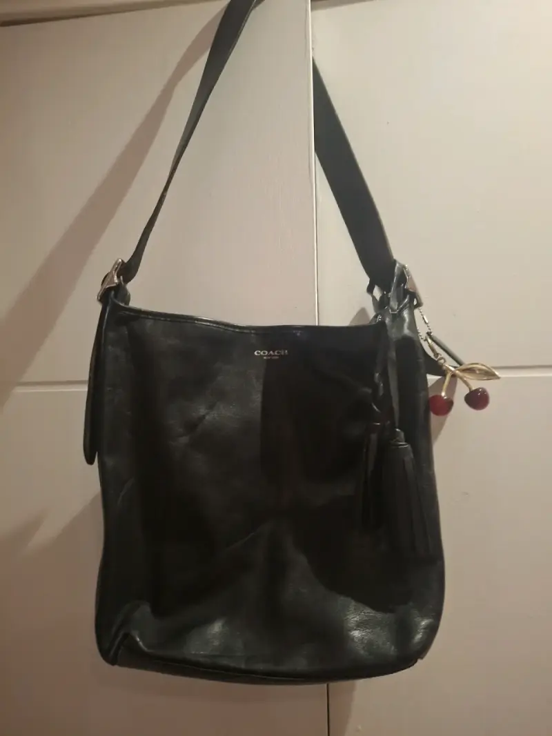 Bolso de cuero negro Coach con colgante - 1