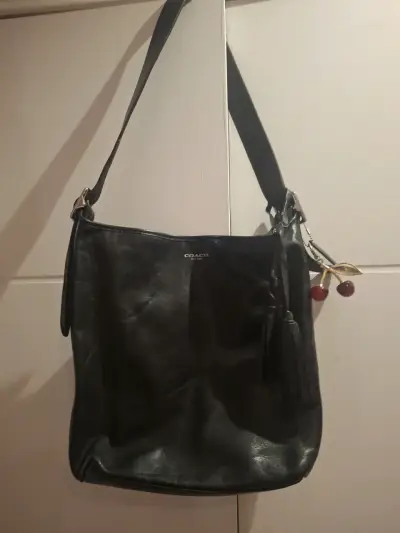 Bolso de cuero negro Coach con colgante - miniatura 1