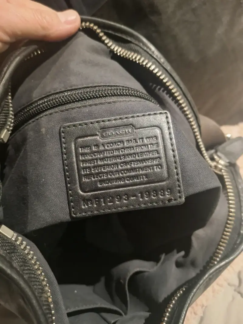 Bolso de cuero negro Coach con colgante - 3