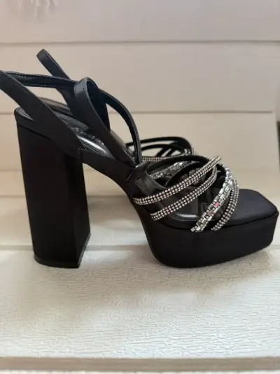 Sandalias de tacón alto negras con brillantes - miniatura 1