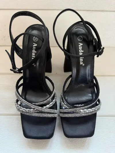 Sandalias de tacón alto negras con brillantes - miniatura 2