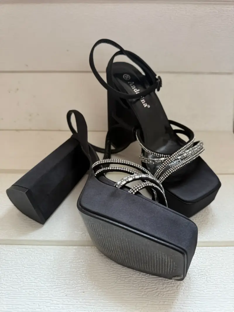 Sandalias de tacón alto negras con brillantes - 5