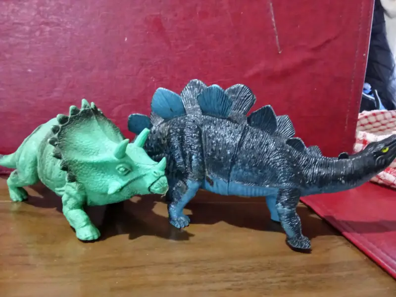 Figuras de dinosaurios Triceratops y Stegosaurus - 1