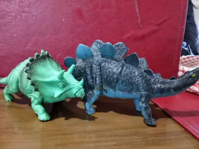 Figuras de dinosaurios Triceratops y Stegosaurus - miniatura 1
